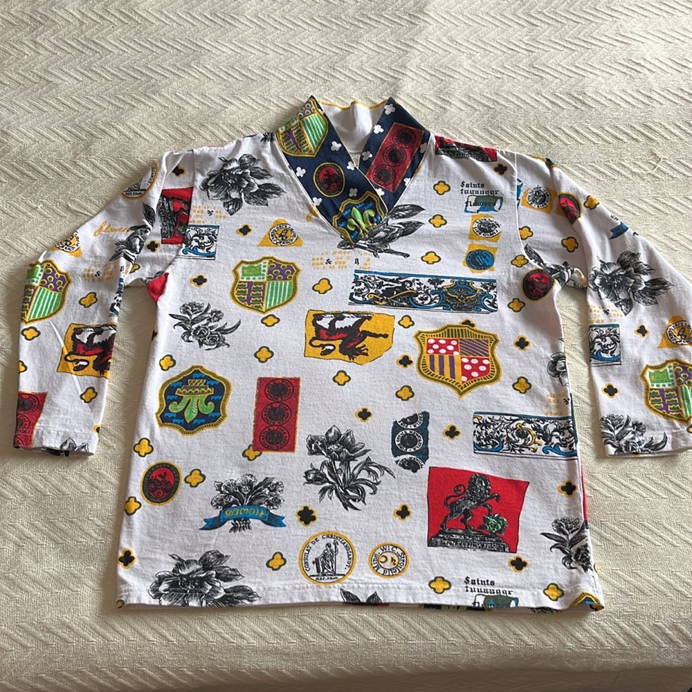 Vintage Units Limited Edition Novelty Print V neck long sleeve Top